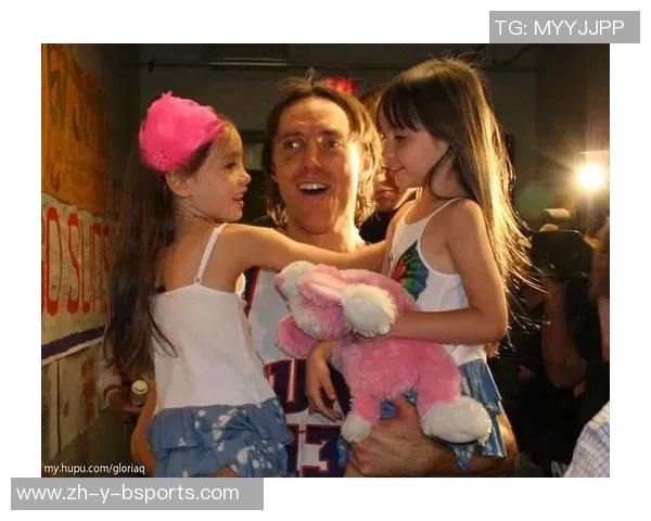 未婚单亲父亲身份显现 某足球球星带儿出席活动展现温情父爱